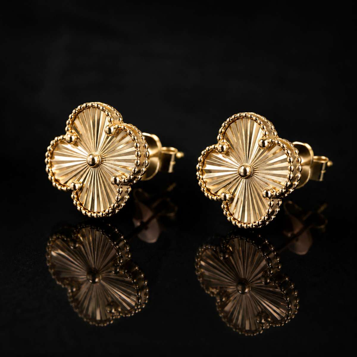 Van Cleef & Arpels Earring - Image Main
